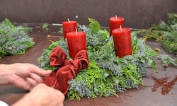 Damit der Adventkranz nicht nur schön anzusehen, sondern auch sicher, ist, haben wir Tipps ...
