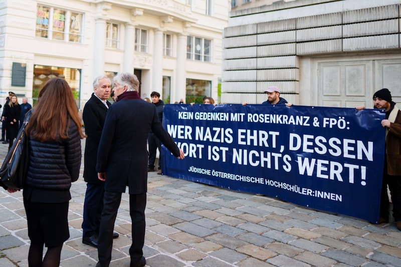 "Anyone who honors Nazis is worth nothing," chanted Jewish students. (Bild: EVA MANHART)