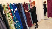 Iris-Maria Zehetner berät in ihrem Geschäft für Ballmode „De Lilia“ in Graz.