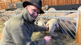 Auf Bauernhöfen selbstverständlich: Geräuchert wird auch bei den Tieren im Stall. (Bild: Evelyn Hronek)