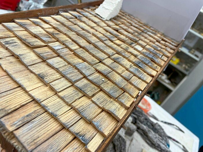 The roof is also elaborately covered. Larch wood is used for this.