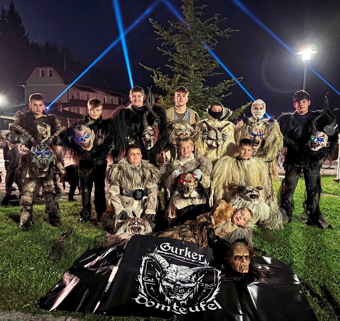 Unter den Masken der Gurker Domteufel verbergen sich Kinder und Jugendliche.