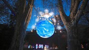 Imposant schwebt die Weltkugel zwischen uralten Bäumen im Hofgarten Innsbruck. 