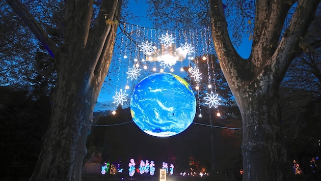 The globe floats imposingly between ancient trees in the Hofgarten Innsbruck. (Bild: Birbaumer Christof)