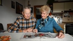 Halten der „Krone“ seit Jahrzehnten die Treue: Rosemarie (78) und Franz Moser (85). (Bild: Markus Wenzel)