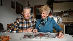 Halten der „Krone“ seit Jahrzehnten die Treue: Rosemarie (78) und Franz Moser (85). (Bild: Markus Wenzel)