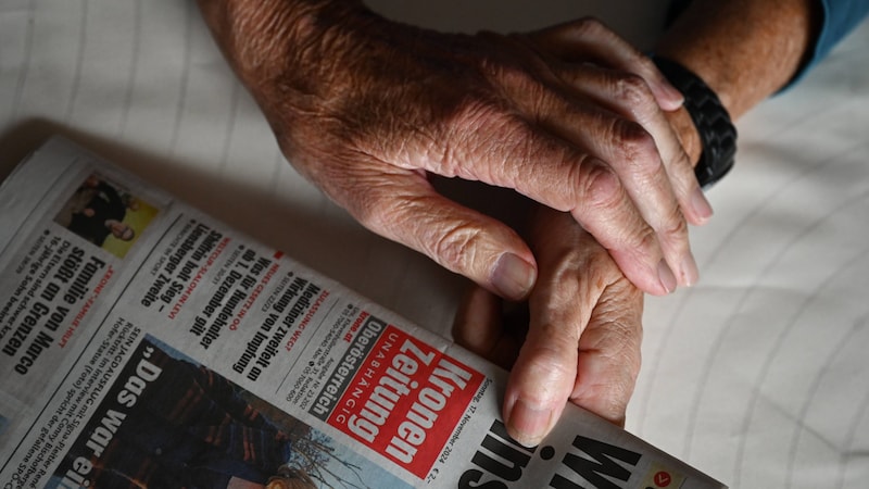 For the couple from Mühlviertel, reading the "Krone" every day is part of their daily routine - just like brushing their teeth. (Bild: Markus Wenzel)