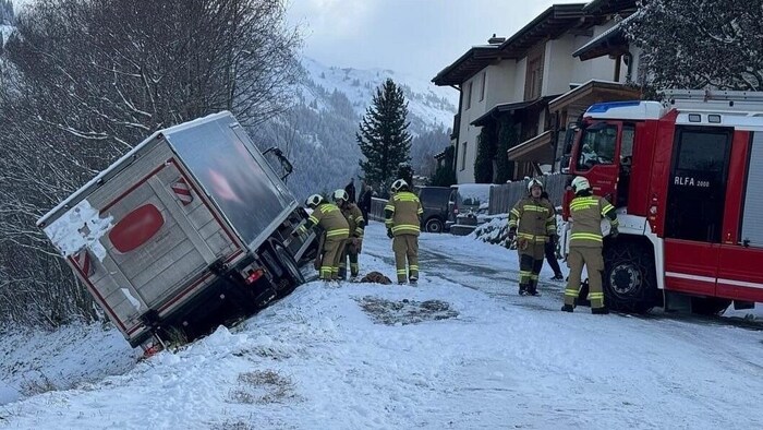 Feuerwehr-Einsatz: Ein Lkw musste geborgen werden.