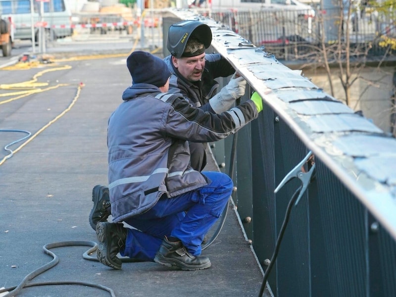 Die finalen Arbeiten auf der Tegetthoffbrücke in Graz.  (Bild: Pail Sepp)