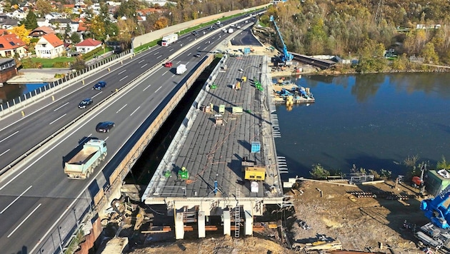 Die neue Murbrücke für die A2, über die bald der Verkehr fließen wird.  (Bild: Asfinag)