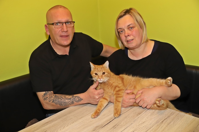 Dad Mario and mom Andrea (here with Julian's cat "Jacky") are at their limit.