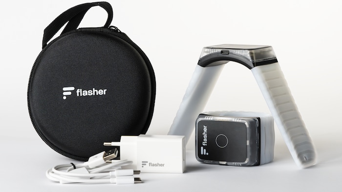 Der Flasher samt Transporthülle und Ladekabel