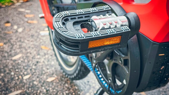 Die Fahrradverordnung schreibt bei Fahrten in der Dämmerung und nachts neben einer Lichtanlage ...