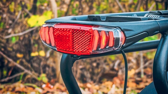 Rotes Rücklicht mit rotem Reflektor