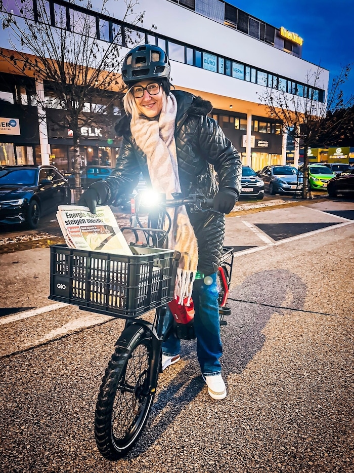 Claudia Weber mit dem QiO Kompaktfahrrad vor der „Krone“-Redaktion in Klagenfurt