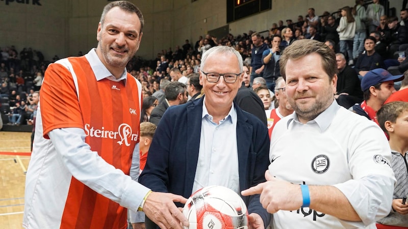 Andreas Cretnik (left) and Oliver Wieser (right) from the Lions Club Graz with "Krone" editor-in-chief Klaus Herrmann. (Bild: Pail Sepp/Sepp Pail)