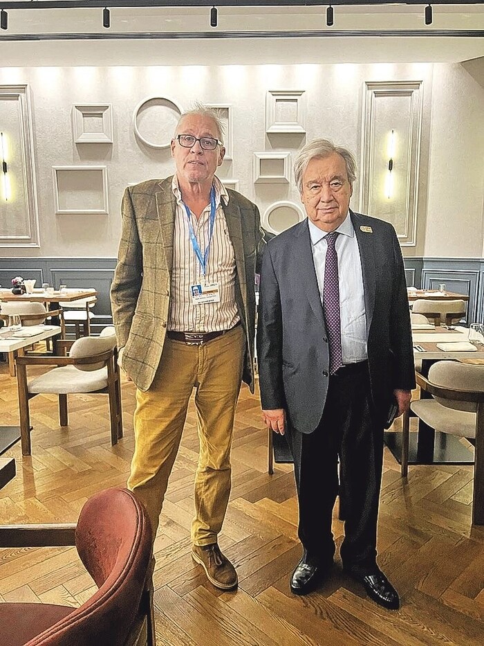 „Krone“-Umweltredakteur Perry (links) traf auf der COP UN-General Guterres und wünschte ihm ...