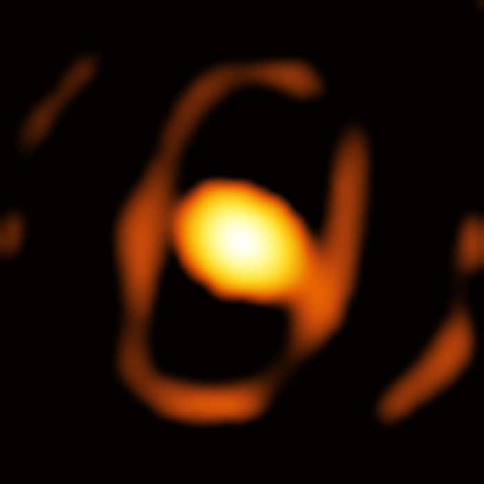 Stern WOH G64 befindet sich in der Großen Magellanschen Wolke, einer kleinen Satellitegalaxie ...