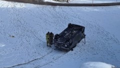 Am Dach liegend kam das Fahrzeug zum Stillstand. (Bild: ZOOM Tirol/Krone KREATIV)