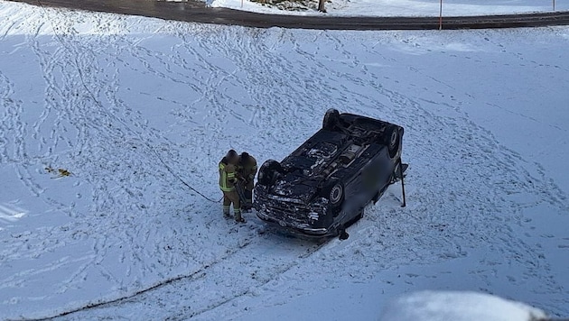 Am Dach liegend kam das Fahrzeug zum Stillstand. (Bild: ZOOM Tirol/Krone KREATIV)