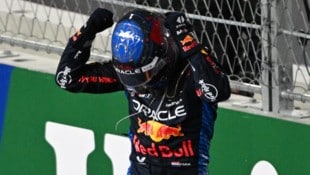 Max Verstappen jubelt über seinen vierten WM-Titel. (Bild: AFP/ APA/Patrick T. Fallon)