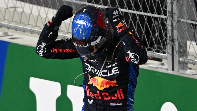 Max Verstappen jubelt über seinen vierten WM-Titel. (Bild: AFP/ APA/Patrick T. Fallon)