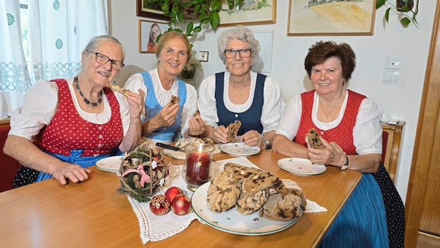 Heidi Gailer, Elfriede Wind, Rosi Walch und Elfriede Berger backen ihr begehrtes Kletzenbrot. (Bild: Evelyn Hronek)