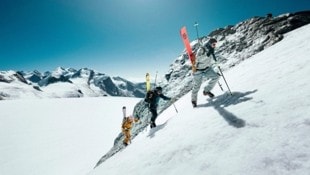 So lieben Bergsportler den Winter: bei Traumwetter hoch oben zum Gipfel unterwegs. (Bild: Salewa )