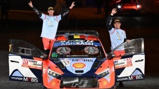 Thierry Neuville (r.) mit Co-Pilot Martijn Wydaeghe (Bild: AFP/APA/Toshifumi KITAMURA)