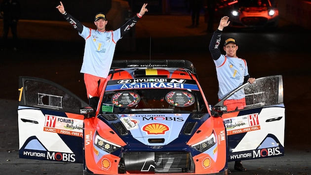 Thierry Neuville (r.) mit Co-Pilot Martijn Wydaeghe (Bild: AFP/APA/Toshifumi KITAMURA)