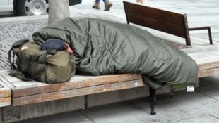 Manche Obdachlose übernachten sogar im Winter im Freien. (Bild: Andi Schiel)