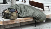 Manche Obdachlose übernachten sogar im Winter im Freien.