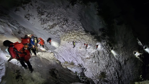 The mountain rescuers carefully made their way over a steep slope to the victim. (Bild: Bergrettung Bad Goisern)