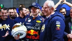 Max Verstappen und Helmut Marko (rechts) feiern den nächsten gemeinsamen Titel  (Bild: AFP/APA/Getty Images via AFP/GETTY IMAGES/Mark Thompson)