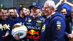 Max Verstappen und Helmut Marko (rechts) feiern den nächsten gemeinsamen Titel  (Bild: AFP/APA/Getty Images via AFP/GETTY IMAGES/Mark Thompson)