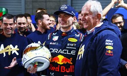 Max Verstappen und Helmut Marko (rechts) feiern den nächsten gemeinsamen Titel 