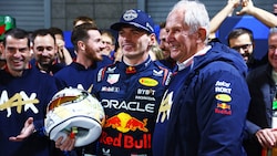 Max Verstappen und Helmut Marko (rechts) feiern den nächsten gemeinsamen Titel  (Bild: AFP/APA/Getty Images via AFP/GETTY IMAGES/Mark Thompson)