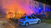 Das Feuer drohte auf ein Wohnhaus überzugreifen.