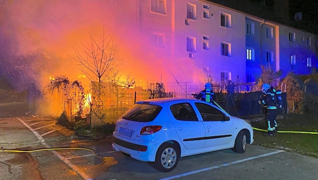 The fire threatened to spread to a residential building. (Bild: Presseteam ffwrn.at)