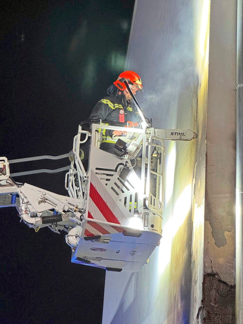 The facade of the house had to be cut open. (Bild: Presseteam ffwrn.at)