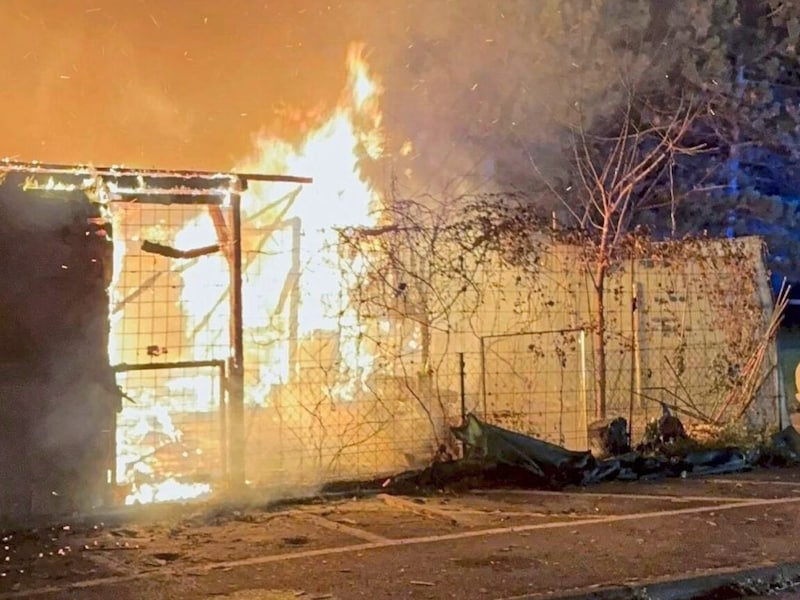 The garden shed was ablaze. (Bild: Presseteam ffwrn.at)