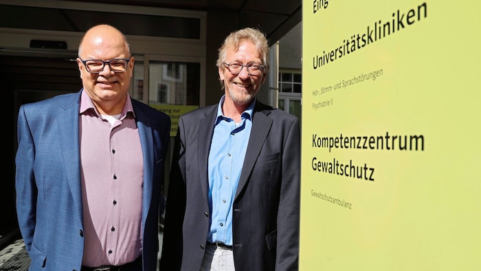 Klaus Kapelari (rechts) und Thomas Beck, Leiter des Zentrums an der Klinik, im März 2024 bei der ...