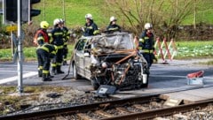 Drei Feuerwehren standen bei dem Zugunfall im Einsatz. (Bild: TEAM FOTOKERSCHI.AT / SIMON BRANDSTÄTTER)