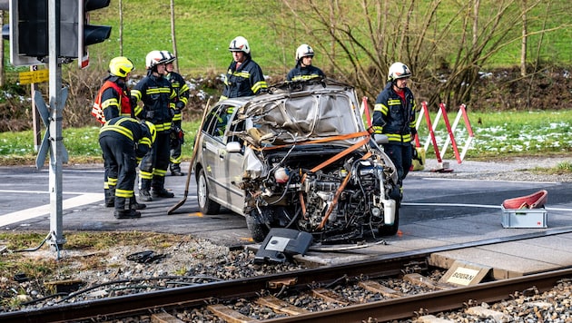 Three fire departments were involved in the train accident. (Bild: TEAM FOTOKERSCHI.AT / SIMON BRANDSTÄTTER)