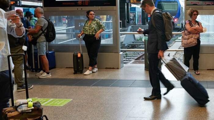 Viele Reisende suchen nach Informationen, um doch ans Ziel zu kommen.