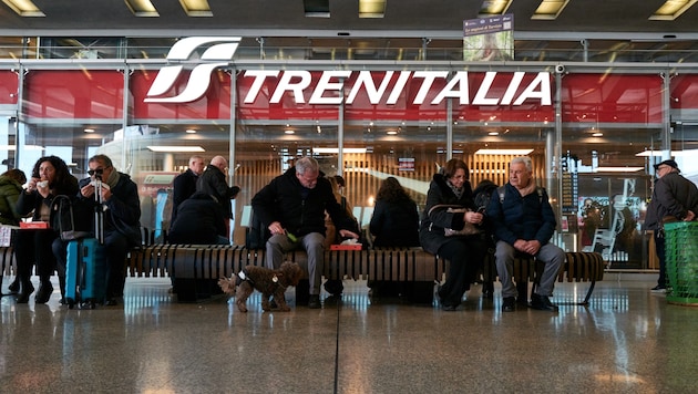 Vor den Schaltern der größten italienischen Bahnhöfe bildeten sich lange Schlangen. (Bild: AFP (Archivbild))