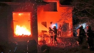 Ein Teil des Hauses stand beim Eintreffen der Feuerwehr bereit in Vollbrand. (Bild: Wolfgang Schönbauer/FF Trumau)