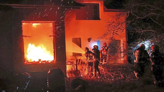 Ein Teil des Hauses stand beim Eintreffen der Feuerwehr bereit in Vollbrand. (Bild: Wolfgang Schönbauer/FF Trumau)