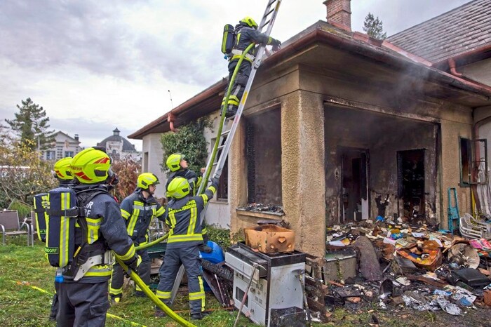 Am Vormittag waren noch Nachlöscharbeiten notwendig. Das Feuer hat enormen Schaden angerichtet.