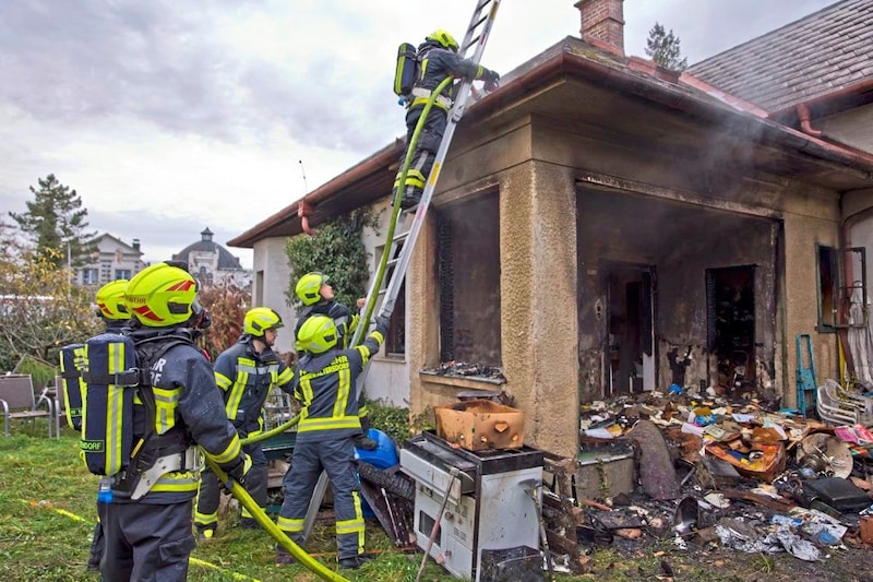 Am Vormittag waren noch Nachlöscharbeiten notwendig. Das Feuer hat enormen Schaden angerichtet. (Bild: Stefan Schneider/BFKdo Baden)